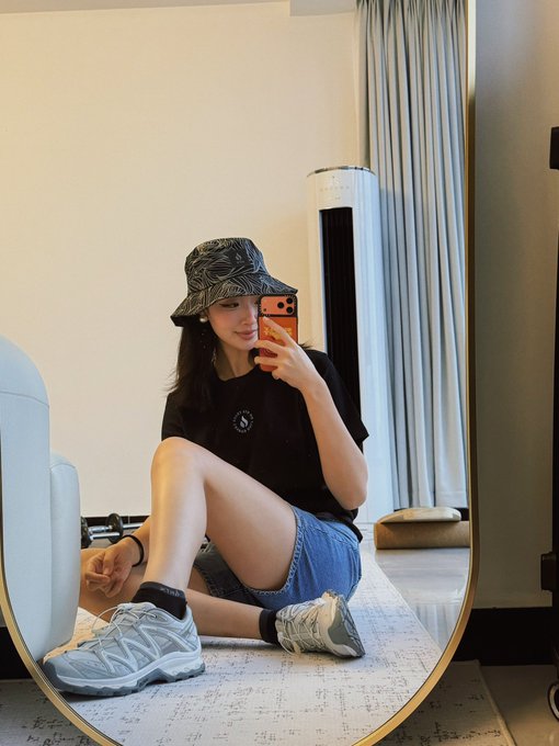 The image features a woman sitting down, wearing a black hat and sneakers while taking a selfie with her phone. The photo captures her reflection in a mirror, which includes a gold-colored floor or wall behind her. The caption of the image reads "GM ！大家端午过得如何！看球了吗？吃粽子了？用 @HuobiGlobal 交易了吗?". The woman's reflection in the mirror is also wearing a hat, adding to the overall theme of the image.

The caption suggests that the woman might be taking a selfie with her phone while wearing a hat and sneakers for a casual or sporty look. It could possibly be related to an event or gathering where she wants to capture memories by sharing them on social media platforms like Instagram, Facebook, or Twitter. The use of the hashtag #HuobiGlobal in the caption indicates that it might be related to a product or service offered by Huawei, which is a well-known technology company.