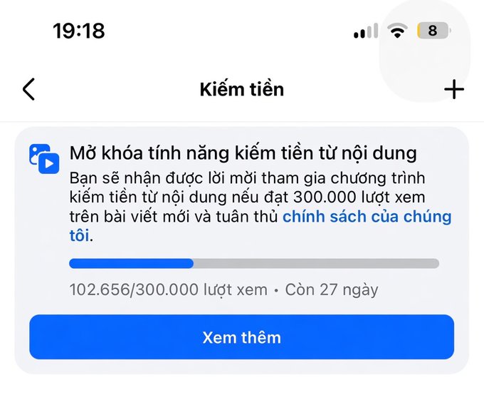 Screenshot of Facebook's monetization ("Kiếm tiền") page showing a progress bar at 102,656/300,000 views with 27 days remaining, illustrating the user's recent milestone of surpassing 100K views on their content monetization journey.