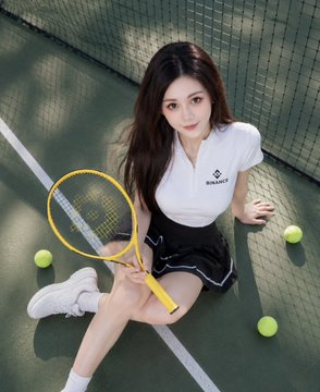 A young woman sits on a green tennis court holding a yellow tennis racket, wearing a white polo shirt with a 'OLAIKSUI' logo and a black skirt, surrounded by scattered tennis balls.