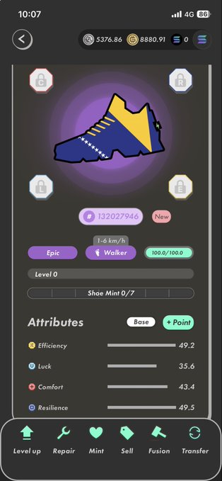 The image shows a phone screen with an app icon, which appears to be a shoe-related game or application. The icons are located at the top of the screen, and there's text visible below them that reads "マイナーなとこしか引けないけど、まぁよしとしよう ちゃんとイベント楽しんでる". The focus of the image is on the app icon and its features, providing a glimpse into what the game or application might offer.