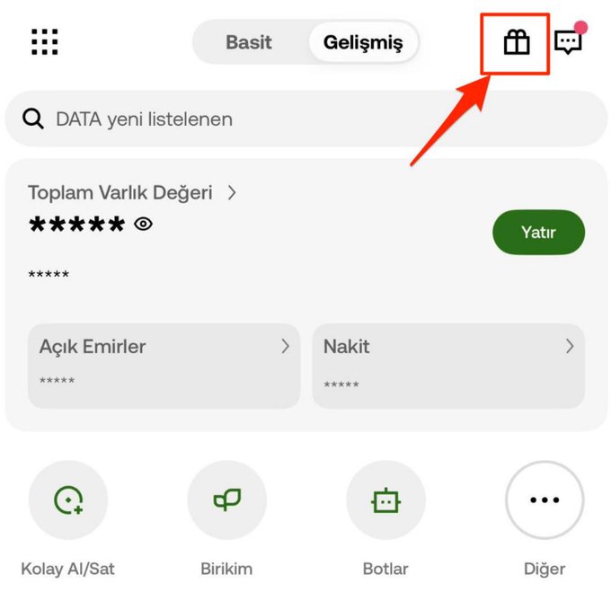 The image is a screenshot of the OKX cryptocurrency trading app in Turkish, highlighting a gift/campaign icon in the top-right corner of the interface, showing menu options like "Toplam Varlık Değeri" (Total Asset Value), "Açık Emirler" (Open Orders), and "Nakit" (Cash). This aligns with the post promoting the OKX Turkey referral campaign, as the highlighted gift icon likely leads to the rewards/promotions page where new users can access the 1,000 TL sign-up bonus.