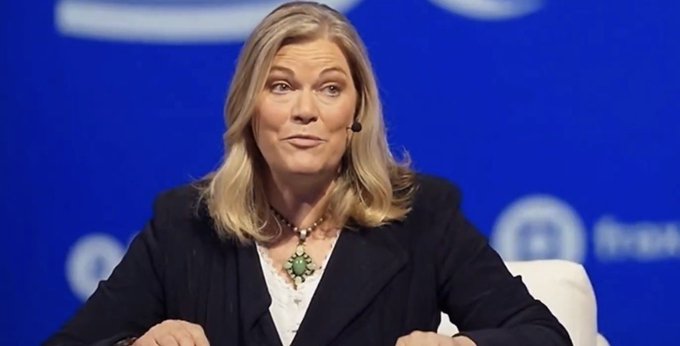 Senator Cynthia Lummis speaks at a panel against a blue backdrop featuring "Ripple" branding, wearing a black blazer and a turquoise pendant necklace while discussing the CLARITY Act's goal of closing regulatory loopholes in the digital asset market. Her appearance aligns with the post's message about establishing clear compliance standards for cryptocurrency regulation.