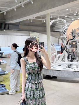 A woman takes a mirror selfie in a floral green dress inside a brightly lit Apgujeong store, matching the caption about her mother-daughter date and promising to "grind" on an upcoming project.