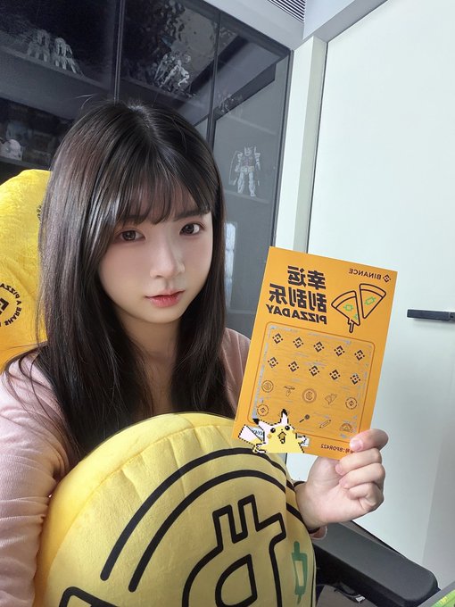 龙西福山, a Chinese character for "pokemon", is displayed on the cover of a yellow Pokemon card.