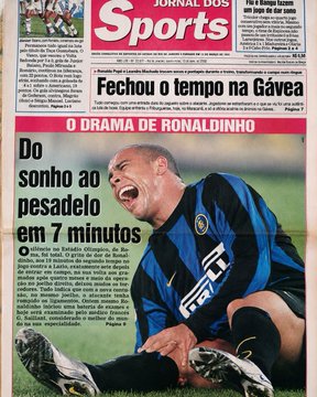 A Portuguese newspaper page (Jornal dos Sports) featuring a headline 'Do sonho ao pesadelo em 7 minutos' about Ronaldinho ('O DRAMA DE RONALDINHO') with a photo of him crying.