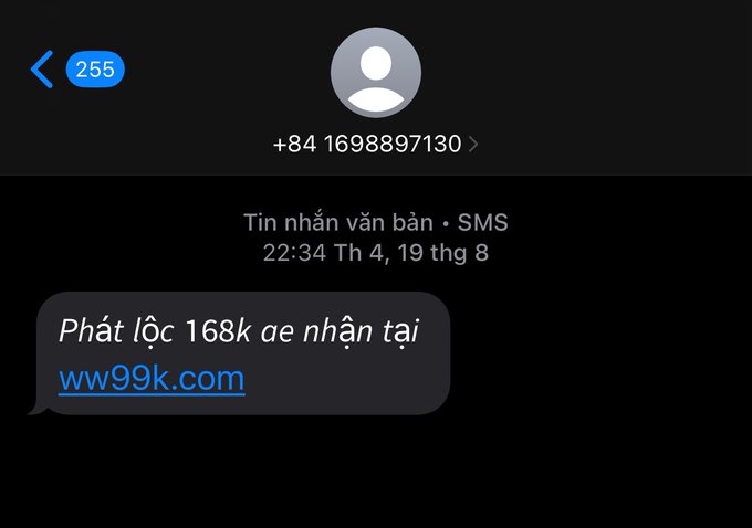 An iPhone SMS screenshot in Vietnamese from +84 1698897130 reading 'Phát lộc 168k ae nhận tại ww99k.com', a suspected spam message.