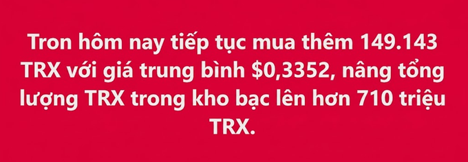 A red banner with white Vietnamese text stating 'Trong hôm nay tiếp tục mua thêm 149.143 TRX với giá trung bình $0,3352, nâng tổng lượng TRX trong kho bạc lên hơn 710 triệu TRX.' (Today continued to buy more 149,143 TRX at an average price of $0.3352, bringing the total amount of TRX in the treasury to over 710 million TRX).