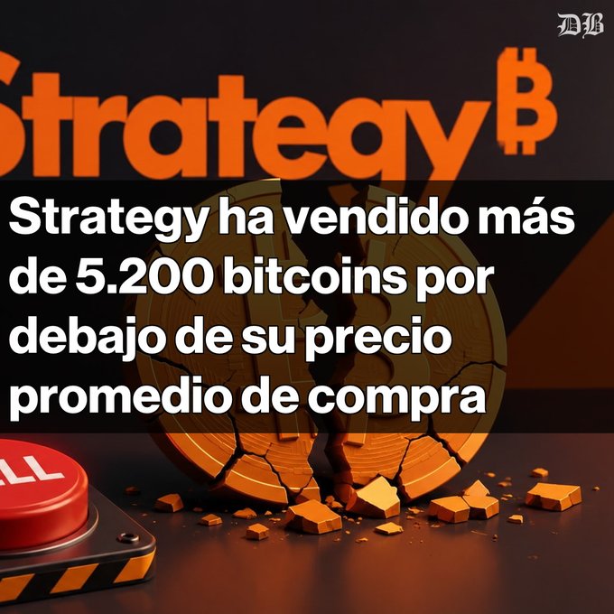 Spanish-language news graphic with the 'Strategy' logo, showing a cracked Bitcoin and the text 'Strategy ha vendido más de 5.200 bitcoins por debajo de su precio promedio de compra'.