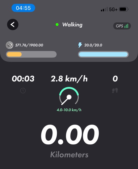 A screenshot of a #STEPN walking session showing 0.00 kilometers traveled after 00:03 at 2.8 km/h, with energy at 20.0/20.0 and 571.76/1900 progress on the sneaker. The "42kmへ出発！" (Departure to 42km!) caption suggests the user is beginning a longer walking journey toward a 42 km goal, though the distance tracker currently reads 0.00 km.