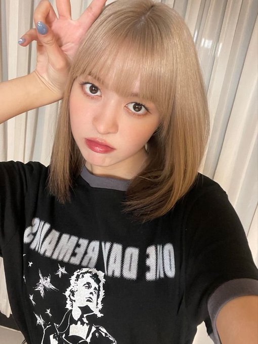 A person with ash blonde hair poses for a selfie in a black "DIE GOY REVENGE" graphic t-shirt, with the post's "셀카" (selfie) caption playing on the legendary duo theme by showcasing their classic mirror selfie pose.