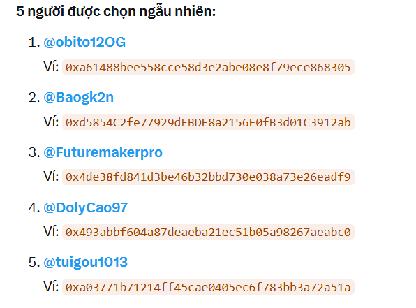 A Vietnamese text list showing '5 người được chọn ngẫu nhiên' (5 randomly selected people) with Twitter handles (@obito12OG, @Baogk2n, @Futuremakerpro, @DolyCao97, @tuigou1013) and their corresponding Ethereum wallet addresses.