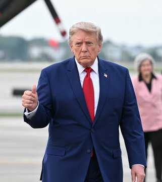 President Trump gives a thumbs up as he arrives for a meeting with crypto leaders and regulators regarding the stalled CLARITY Act. The image depicts Trump, aligning with the text's focus on his engagement with the cryptocurrency industry.
