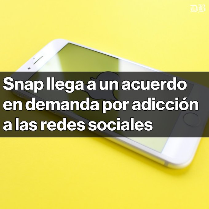 A smartphone with the Snapchat logo on a yellow background, with Spanish text 'Snap llega a un acuerdo en demanda por adicción a las redes sociales' (Snap reaches settlement in social media addiction lawsuit).