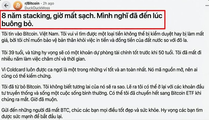 A Reddit post by user 'r/Bitcoin' from 2h ago titled 'DuckDuckMoss' with the highlighted Vietnamese text '8 năm stacking, giờ mất sạch. Mình nghĩ đã đến lúc buông bỏ.' followed by a message about believing in Bitcoin and having to let go after losing savings.