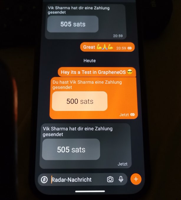 A smartphone screenshot shows a German-language chat on GrapheneOS displaying a Lightning payment of 500 sats sent and 505 sats received between users.
