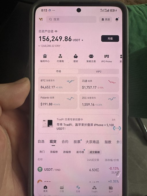 A hand holds a smartphone displaying the Bitget cryptocurrency exchange app, showing a total asset value of 156,249.86 USDT (≈ 1,048,280.32 CNY), with market tickers visible for BTC (84,652.17), 闪崩 (1,757.17), PolariFi (191.88), and ZEC (1,559.16). The screen reinforces the post's message about holding the majority of assets on Bitget, reflecting the user's trust in the platform despite recent industry concerns.