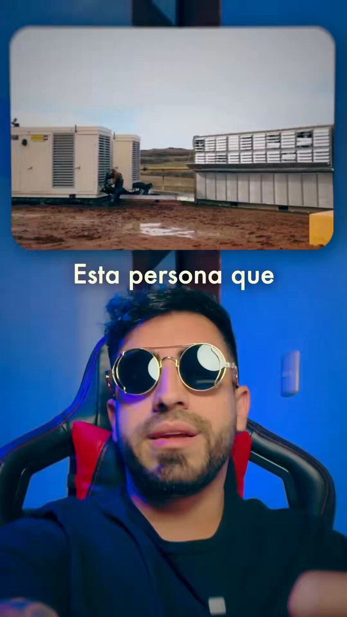 The image features a man wearing sunglasses, sitting in a chair with his head tilted back. The background of the photo shows an empty room or warehouse area, which could be a part of a video game or a virtual reality experience. The caption on the image reads "MINANDO BITCOIN EN TEXAS Gas que antes se desperdiciaba, hoy se convierte en hashpower. Así funciona parte de la minería de Bitcoin: energía atrapada → electricidad → Bitcoin". This suggests that the man is in a virtual environment where he has to use Bitcoins as a form of currency for energy or power.