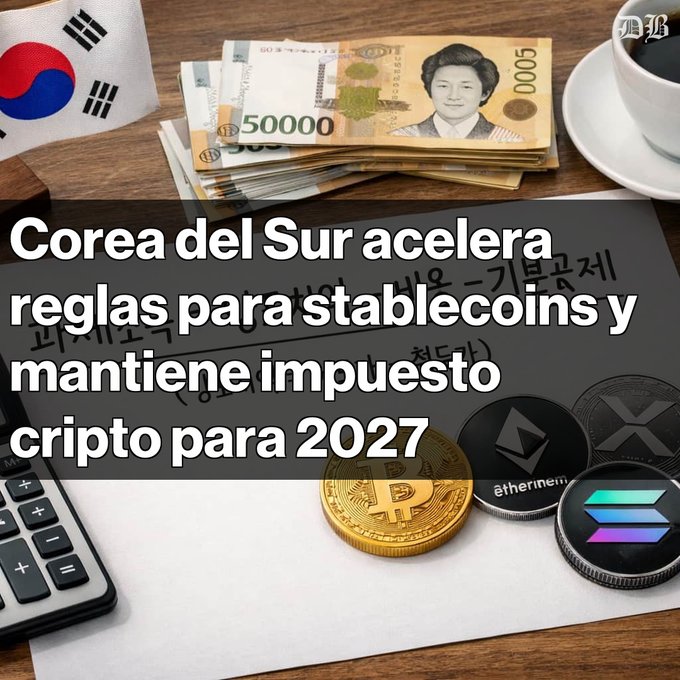 A news graphic in Spanish reads 'Corea del Sur acelera reglas para stablecoins y mantiene impuesto cripto para 2027', featuring South Korean flag, won banknotes, and physical crypto coins.