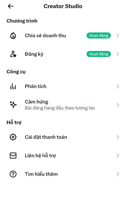 A mobile app screenshot of 'Creator Studio' displayed in Vietnamese, showing menu options like 'Chia sẻ doanh thu' (Revenue sharing) and 'Đăng ký' (Register), both marked as 'Hoạt động' (Active).