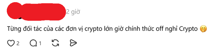 A screenshot of a social media post in Vietnamese reading "Từng đối tác của các đơn vị crypto lớn giờ chính thức off nghỉ Crypto 😴" (translated: "Partners of major crypto companies are officially quitting crypto 😴"), illustrating the growing sentiment of people exiting the crypto space despite ongoing engagement, as noted by the 2 likes and 1 reply.