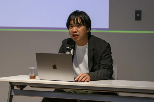 Sasaki, a Senior Sales Engineer at Fireblocks, speaks at a JSTA-hosted event while presenting on a MacBook laptop, explaining how Fireblocks' tokenization and digital asset management solutions address the three key barriers—"Issuance," "Management," and "Trading"—that financial institutions face when entering the digital asset space.