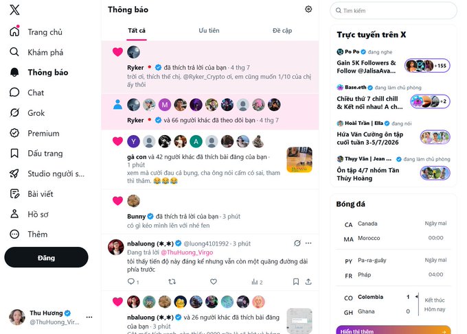 X (Twitter) notifications page in Vietnamese showing likes and mentions from users like Ryker and nbalouong, with trending topics and a live soccer sidebar.