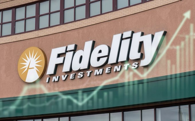 The image shows the exterior of a Fidelity Investments building, featuring the company's logo and signage, with a superimposed upward-trending stock chart graphic suggesting growth. This visually supports the breaking news announcement about Fidelity Asset Management's confirmation of a new 4-year Bitcoin bull market cycle.