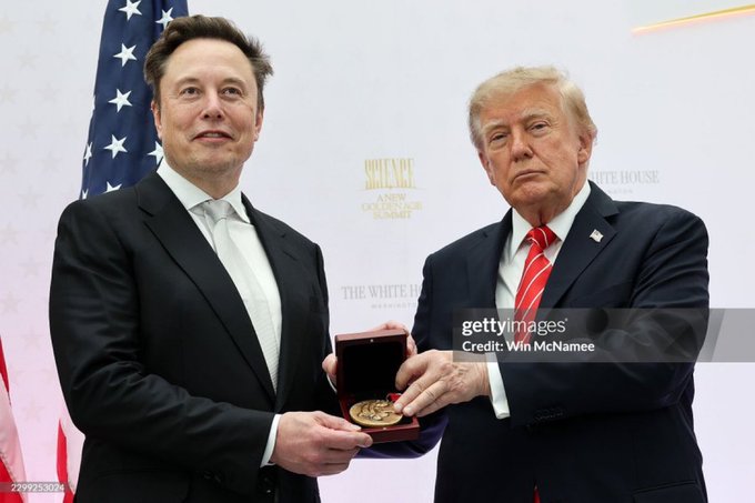 The image is a Getty Images photograph credited to Win McNamee, showing Elon Musk and Donald Trump holding an open case containing a medal or coin. The background indicates a White House event titled 'A NEW GOLDEN AGE' and 'WHITE HOUSE BREAKTHROUGH SUMMIT'.
