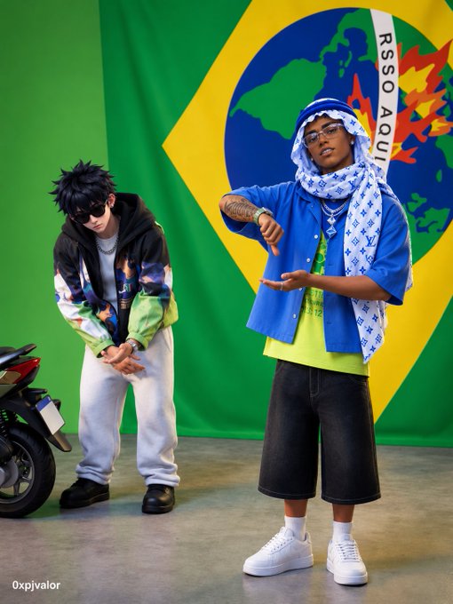 Two stylishly dressed individuals pose in front of a large Brazilian flag backdrop, with one wearing a blue headwrap and Louis Vuitton-patterned scarf beside text reading "RSSO AQUI," while the other sports a flame-patterned jacket near a motorcycle—setting a bold, energetic scene matching the post's excitement about cooking "alphas" with @TeaonaX.