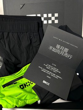 A promotional package from 'VTT' (vauhti's Testing Festival) contains black shorts, a neon yellow running vest with checkered pattern, and a black letter describing '等风而来 不知何日而' (waiting for wind to come).