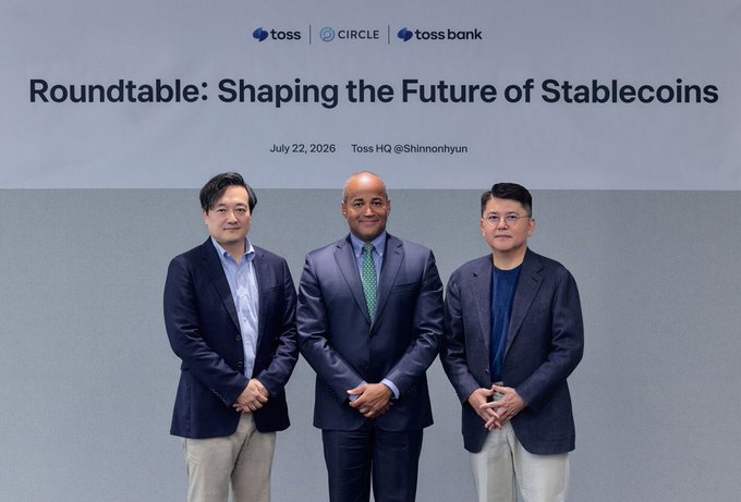 Three men in suits posing together in front of a backdrop for a 'Roundtable: Shaping the Future of Stablecoins' event held at Toss HQ@Shinnonhyun on July 22, 2026, with logos for toss, CIRCLE, and toss bank.
