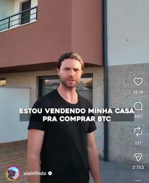 The image shows a man standing outside of a house, with a caption that reads "Eliezer (viainfinda) posted this video saying he'S selling one of his houses in Portugal to buy BTC. The funny thing is to open the comments and see people going all-or-nothing: some calling him a genius, others calling him an idiot".