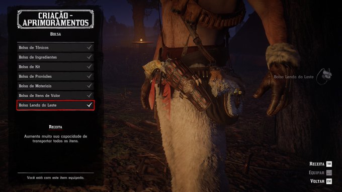 A video game inventory screen in Portuguese displays "CRIAÇÃO – APRIMORAMENTOS" (Crafting – Upgrades) with the "Bolsa Lenda do Leste" (East Legend Pouch) selected, highlighting its recipe that greatly increases item carrying capacity, while a character wearing fur clothing and a bone-adorned belt stands in the background. The caption aligns with the post's emphasis on the pouch being a game-changing upgrade worth prioritizing.