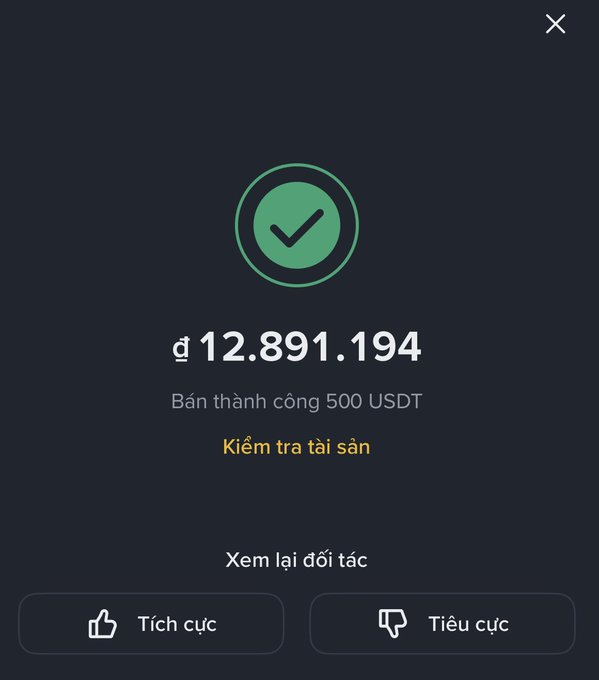 A dark-themed app confirmation screen in Vietnamese with a green checkmark showing a balance of 12,891.194 after a successful 500 USDT sale, along with buttons to check assets and provide transaction feedback.