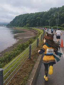 An anime-style illustration of a character with race bib number 0909 running along a coastal road during what appears to be a marathon event.