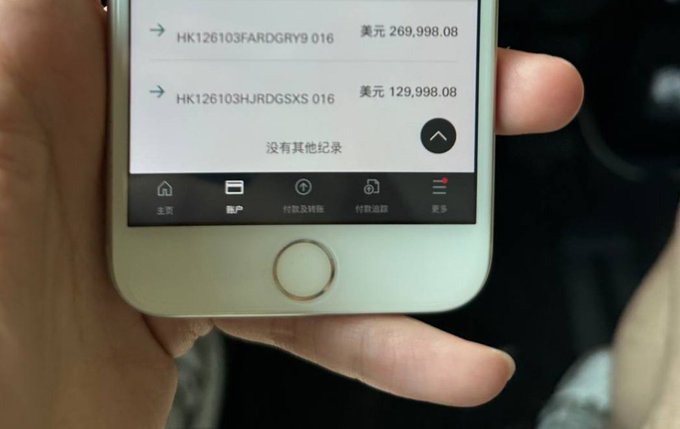 A hand holds a smartphone displaying transaction records in Chinese, showing entries "HK126103FARDGRY9 016" and "HK126103HURDGSXS 016" with amounts of 美元 269,998.08 and 美元 129,998.08, alongside the phrase "没有其他记录" (no other records). The image relates to the post's discussion of current crypto market challenges, where high capital costs ($130K–$270K per entry) illustrate the steep expenses project founders must absorb while pursuing listings on Binance as their only viable exit path to recoup VC investment.