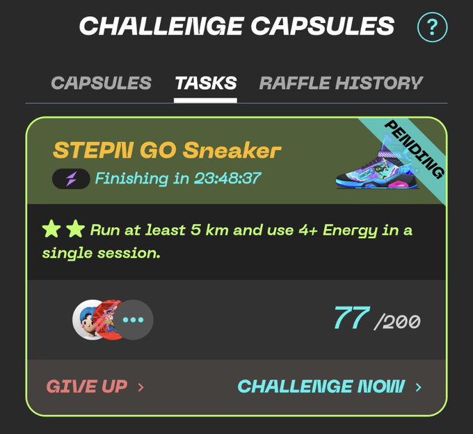 The image shows a scoreboard for a running challenge, displaying the progress of runners as they compete against each other. The scoreboard includes information about the current runner's name, their position, and the time remaining before the finish line. There are also two images on the scoreboard that show the shoes worn by the runners.