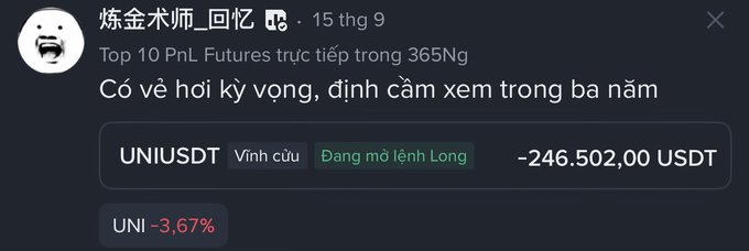 A Vietnamese-language cryptocurrency trading screenshot showing a long position on UNIUSDT with a -246,502.00 USDT loss, attributed to '炼金术师·回忆' and noting UNI dropped -3.67%.