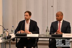 Two men in suits seated at a panel discussion with a 'Smart Zero Forum 2024' watermark visible in the corner.