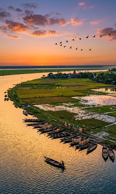 The image shows an aerial view of a river with boats floating along its banks during sunset. The sky is filled with clouds, creating a beautiful backdrop for the scene. There are several boats scattered across the water, some closer to the shore while others are further away. A person can be seen on one of these boats, likely enjoying the serene atmosphere and the view.

The image also contains text that reads "Good evening Folk's gQuip Most people still talk about quantum resistance like it’s a distant future problem problem @quipnetwork is already building wallet infrastructure designed for a post-quantum world across BTC, ETH, and SOL". This message suggests that the person who took the photo might be interested in discussing or researching the implications of a post-quantum world on various aspects of life.