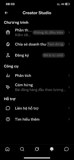 The image shows a mobile screen displaying the "Creator Studio" interface with various Vietnamese menu options, including programs (with statuses like "Không đủ điều kiện," "Tạm dừng," "Đã bị từ chối"), tools (Analytics, Inspiration), and support sections. The multiple grey/disabled status indicators visually support the post's expression of frustration about being "just a gray" and hoping for approval ("turns green") to continue with the platform.