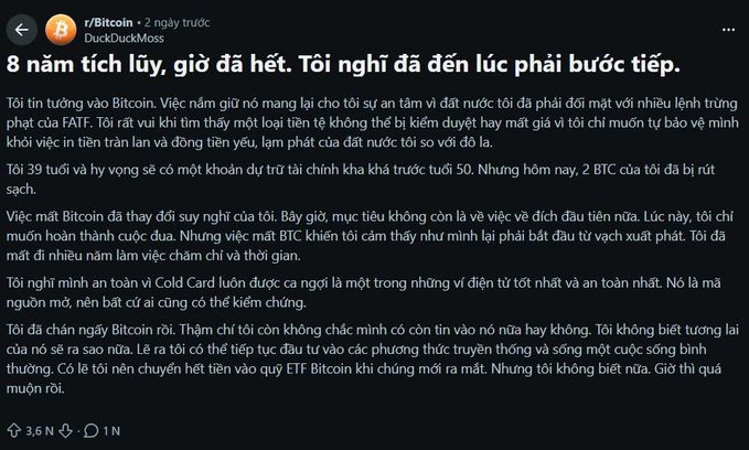 A Reddit post on r/Bitcoin by user DuckDuckMoss titled '8 năm tích lũy, giờ đã hết. Tôi nghĩ đã đến lúc phải bước tiếp.' detailing their journey and loss of faith in Bitcoin, receiving 3.6k upvotes.