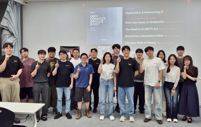A group photo of attendees at the "Univ Connect: Orakle KAIST" event, hosted by Avalanche Korea at KAIST blockchain society, with the presentation slide visible in the background listing topics like "RWA Use Cases on Avalanche," "The Road to CLARITY Act," and "Blockchain Jobseeker's View."