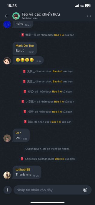 A Vietnamese Telegram group chat screenshot titled 'Teo và các chiến hữu' showing multiple users receiving 'Bao li xi' (red envelope) notifications.
