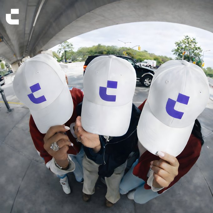 A trio of people pose under an underpass, dressed in stylish attire and matching white baseball caps with a blue logo. The image is likely shared on social media as part of the "GM 今日 OOTD" post, showcasing their fashionable coordinated outfits for the day.