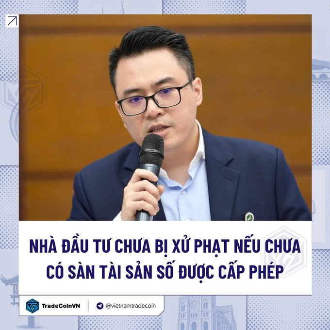 A man in a suit and glasses speaks into a microphone, with Vietnamese text below reading "NHÀ ĐẦU TƯ CHƯA BỊ XỬ PHẠT NẾU CHƯA CÓ SÀN TÀI SẢN SỐ ĐƯỢC CẤP PHÉP" (Investors won't be penalized until digital asset exchanges are licensed), alongside TradeCoinVN and @vietnamtradecoin handles. The image supports the post's message reassuring users that trading on foreign exchanges remains safe while waiting for Vietnamese licensing to complete.
