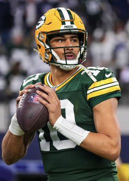 Green Bay Packers quarterback Jordan Love, wearing jersey number 10, prepares to throw a pass while holding the football, representing the team at the center of a $132,000 bet on Polymarket predicting a Packers win against Minnesota.