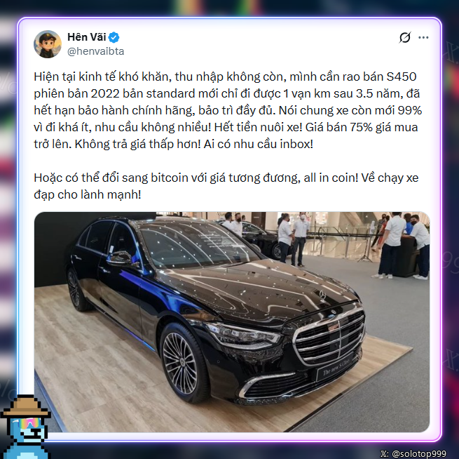 The image shows a Vietnamese social media post by "Hền Vãi" (@henvaibta) advertising the sale of a 2022 Mercedes-Benz S450 sedan, offering it for 75% of the original price with payment in cryptocurrency (Bitcoin/USDT) accepted. The post humorously references the "Blogtienao" channel owner's flex of wealth from 2022 crypto gains, showcasing the luxury black Mercedes parked in a showroom as evidence of that financial success.