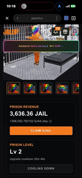 The image shows a cell phone with a screenshot of a social media app, where an advertisement for prison revenue claims that they will take you back in time. The caption states "#JAILED 回収まで残り1 SOL。トークンは下落。撤退者は増加。そして毎時の発掘量は上昇。地獄みたいなチャートの中で、 なぜか勝ち筋だけが見えてきた。'. The photo focuses on the advertisement, which is the main content of the image.