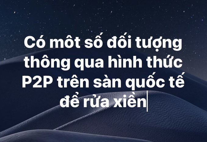 A dark blue textured background with white Vietnamese text that reads 'Có một số đối tượng thông qua hình thức P2P trên sàn quốc tế để rửa xiền'.